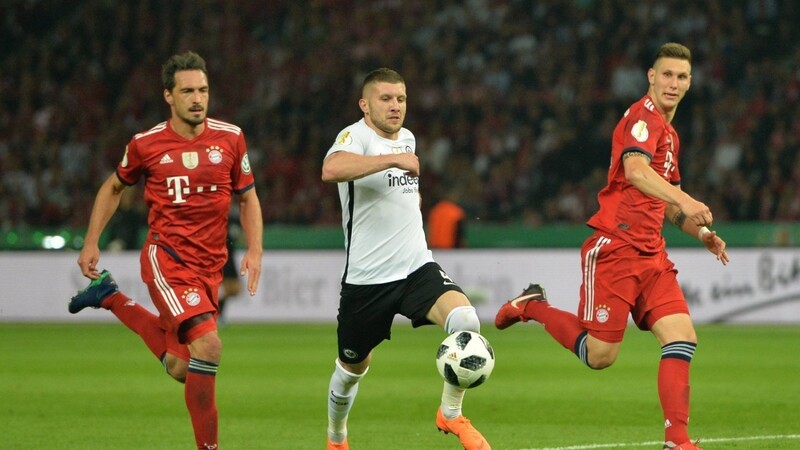 Im Pokalfinale hatte Mats Hummels mehrmals das Nachsehen gegen Eintracht-Stürmer Ante Rebic.