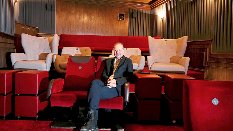 Gerade frisch renoviert: Christian Pfeil in seinem Arena-Kino. Nur die neuen Stühle sind noch nicht da. Aber so ist's ja auch schön.