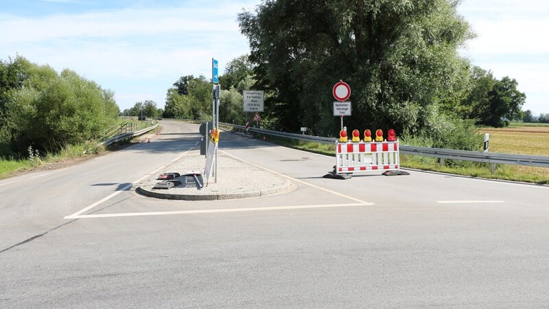 Ab dem Kreisverkehr Plattling ist die Bundesstraße B 8 Richtung Osterhofen gesperrt.