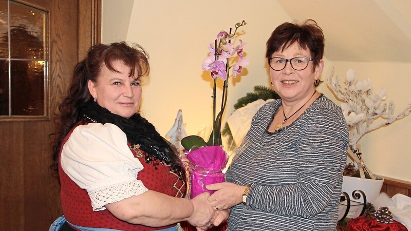 Mit einem Präsent bedankte sich die Petra Oestreich (l.) bei Sigrun Kröninger für zwölf Jahre Tätigkeit als Kassier.