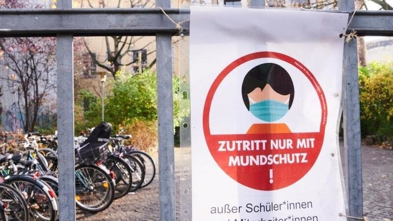 "Zutritt nur mit Mundschutz! außer Schüler*innen nund Mitarbeiter*innen" steht am Eingang zu einer Waldorfschule in Berlin-Mitte.