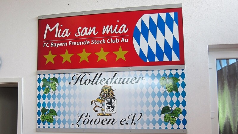 Welche Integrationskraft der Stocksport besitzt, zeigt dieses Bild aus dem Vereinsheim der Auer Stockschützen, in dem die Tafeln des FC Bayern-Fanclubs und der Holledauer Löwen zusammen an der Wand hängen.