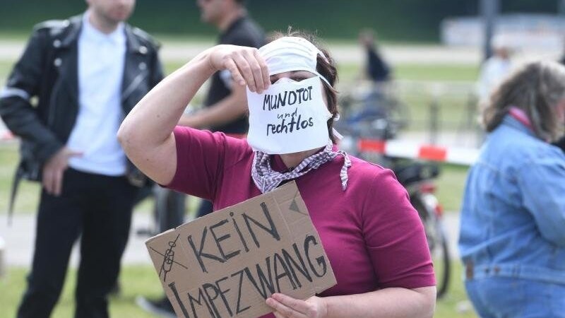 Eine Frau nimmt an einer Demo gegen Anti-Corona-Maßnahmen teil.