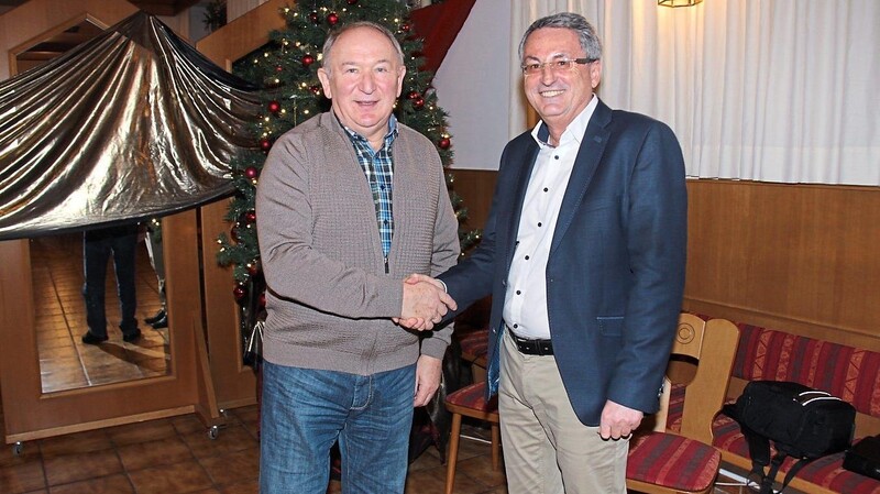 Altbürgermeister und Wahlleiter Johann Müller gratulierte Ludwig Prögler (rechts) zum Traumergebnis von 100 Prozent.