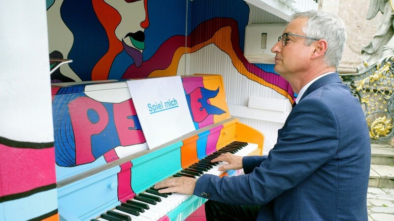 Oberbürgermeister Markus Pannermayr spielte als erster auf dem farbigen Piano, beklatscht von einigen Passanten, die spontan stehenblieben.