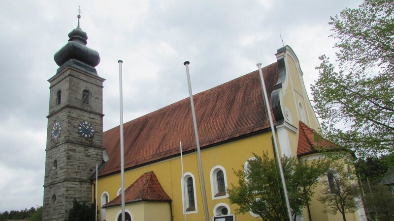 Die Pfarrkirche in Patersdorf kann auf eine über 650-jährige Geschichte zurückblicken und gehört mit seinem ländlichen Rokokostil und seinem massiven Grantiturm zu einer der ansprechendsten Gotteshäuser der Umgebung.