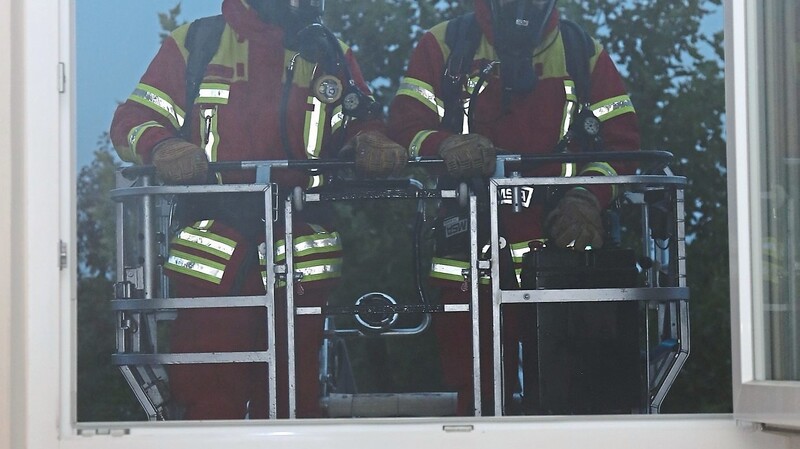 Über die Drehleiter wurde die Brandbekämpfung unterstützt.