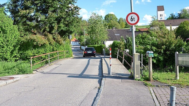 Sehr beengt geht es in der Pfarrer-Reindl-Straße zu. Insbesondere die Brücke ist eine Engstelle.