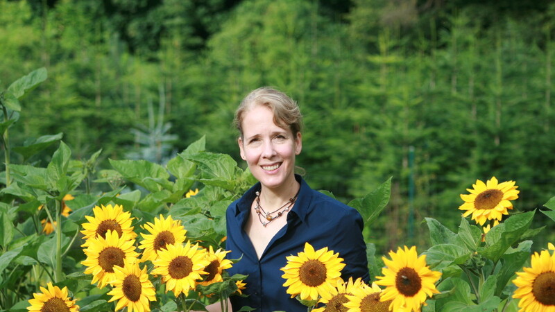 Prof. Brigitte Poppenberger im Sonnenblumenfeld.