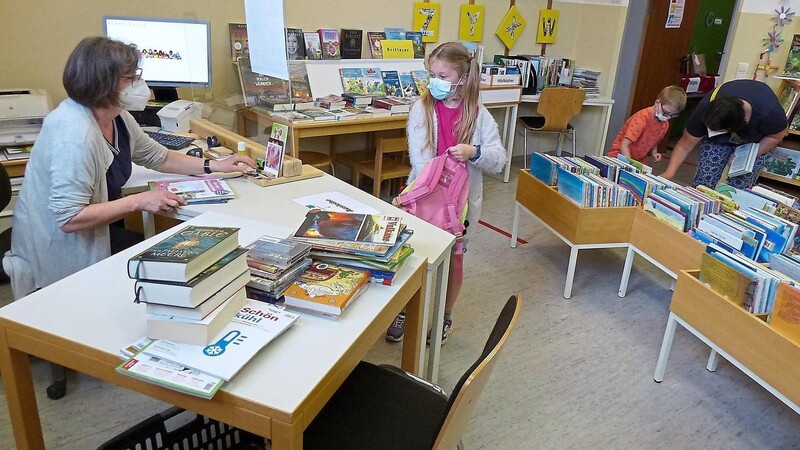 Die ehrenamtliche Büchereileiterin Aloisia Engl freut sich mit ihrem Team, nun wieder regelmäßige Öffnungszeiten anbieten zu können.