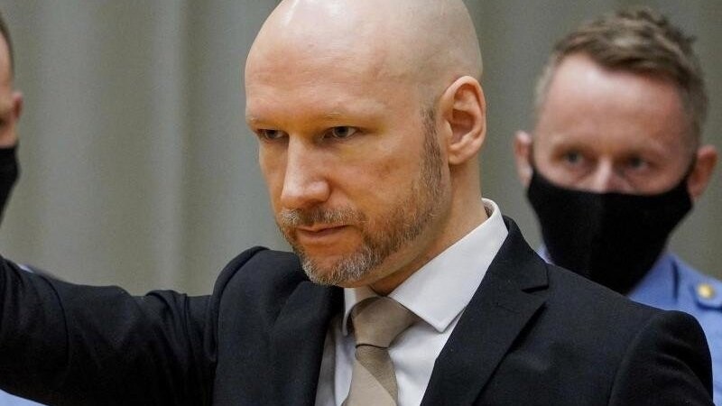 Der wegen Terrorismus verurteilte Anders Behring Breivik trifft im provisorischen Gerichtssaal des Gefängnisses von Skien ein.