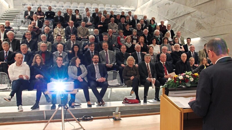 Blaibachs Bürgermeister Wolfgang Eckl begrüßte zur Präsentation des Sonderpostwertzeichens Konzerthaus zahlreiche Ehrengäste.