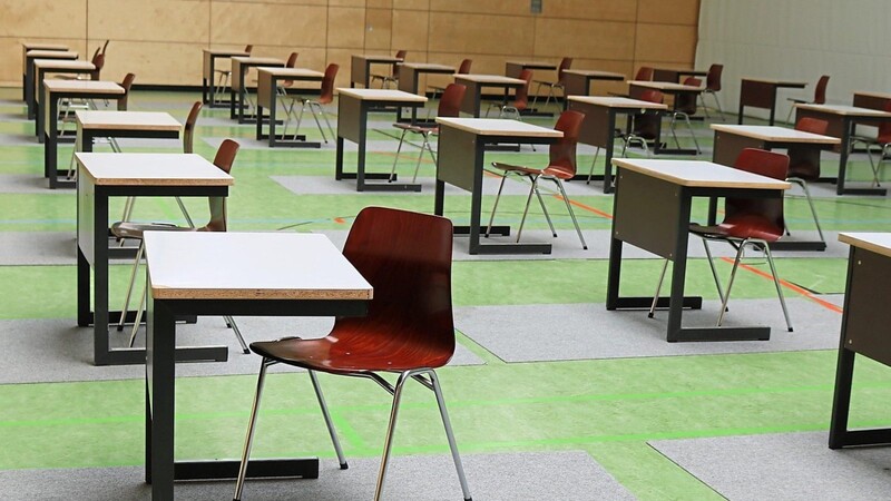 Die Stühle und Tische stehen bereit für die Schüler der neunten und zehnten Abschlussklassen.