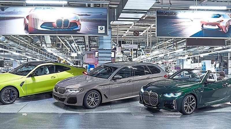 Der neue Modelle feiern Produktionsstart in Dingolfing: Das BMW M4 Coupé (von links), die Plug-in-Hybrid Variante des BMW 5er Touring sowie das neue BMW 4er Cabrio.