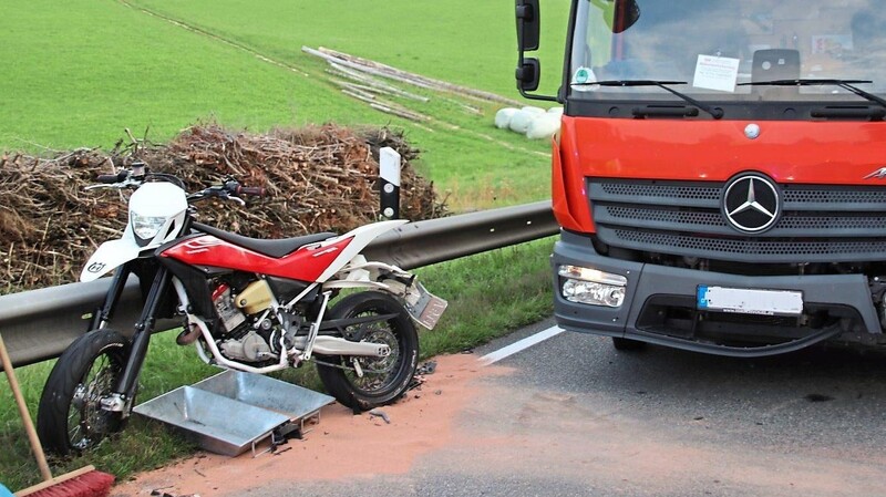 Das Motorrad prallte gegen die Front des Lasters und beschädigte diesen im Stoßstangenbereich.