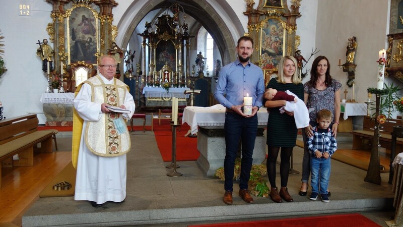 Monsignore Pfarrer Augustin Sperl spendete der kleinen Amelie Vogl, Tochter von Tobias und Michaela Vogl das Sakrament der Taufe.
