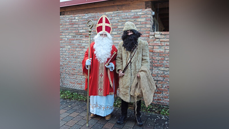 Als Heiliger Nikolaus und Knecht Rupprecht ziehen Wolfgang Summer (links) und sein Sohn Lukas jedes Jahr von Haus zu Haus. Das geht heuer wegen Corona nicht.