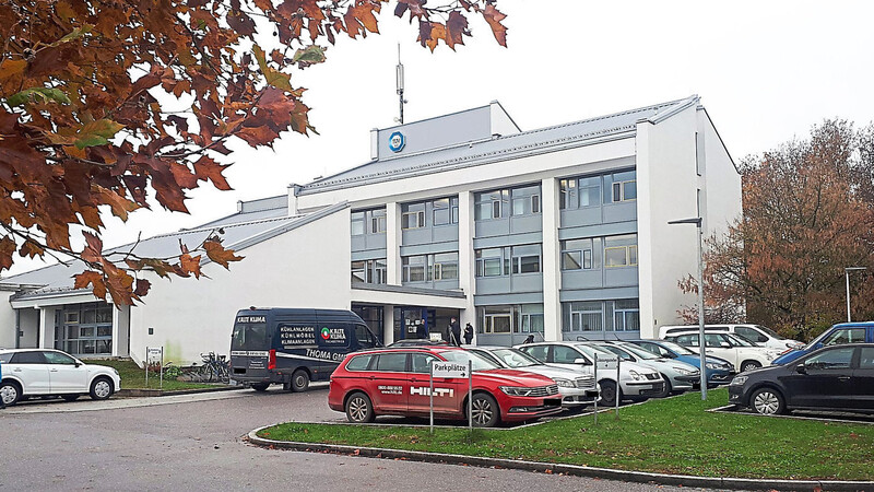 Im Ergoldinger TÜV-Gebäude ist über der Zulassungsstelle das "Contact Tracing Team" im Einsatz.