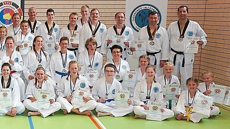 Die Mannschaft und Medaillensieger der Taekwondo Lehrzentren Südostbayern mit den beiden Trophäen der Vereinswertung.