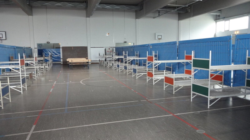 In den vergangenen beiden Tagen haben die Mitarbeiter des Bauhofs die Ausstellungshallen A und B am Hagen zum vierten Mal als Notunterkunft eingerichtet. Bis zu 170 Flüchtlinge könnten in den beiden Hallen einen Schlafplatz finden.