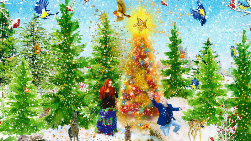 Kunterbunter Christbaum mit Tanja Raith und Andi Blaimer, mitten im Wald: die Weihnachtskarte des Künstlerpaares.