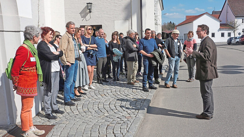Auch Bürgermeister Hans Sailer (rechts) ist einer der Auer "Marktstrawanza"; hier führt er im April 2019, als die Führungen starteten, eine Gruppe durch den Ort.
