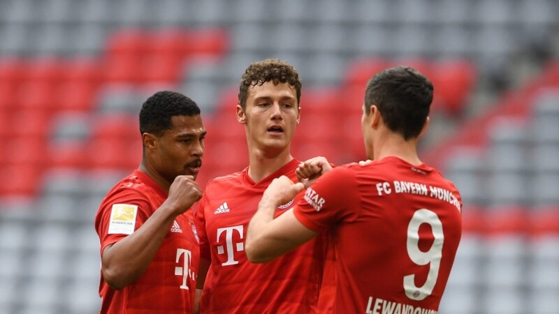 Serge Gnabry, Benjamin Pavard und Robert Lewandowski bejubeln die Führung der Bayern.