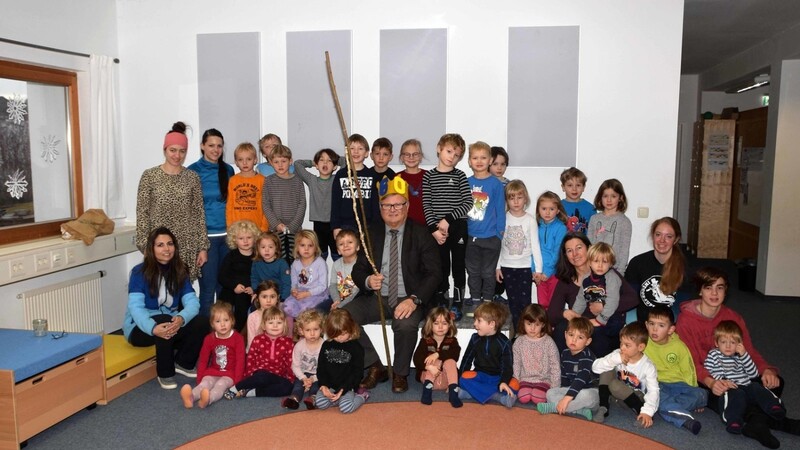 Bürgermeister und Geburtstagskind Franz Göbl mit den Kindern und Fachkräften des Bucher Waldkindergartens.  Foto: rs
