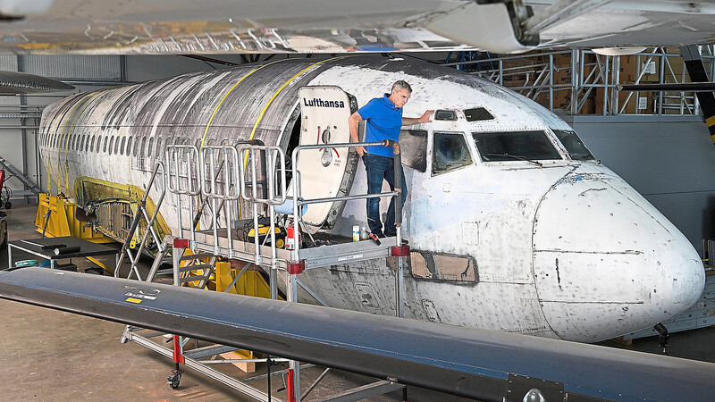 David Dornier, Direktor des Dornier-Museums, steht vor der Lufthansa-Maschine Landshut in Friedrichshafen. Bis das Flugzeug restauriert und in einer Ausstellung präsentiert wird, dürfte noch viel Zeit vergehen.