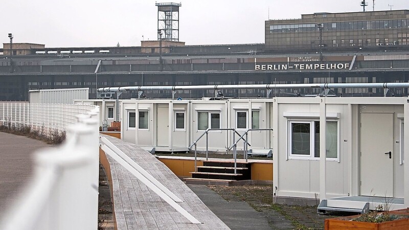 Vielerorts werden die Unterkünfte knapp. In Berlin etwa hätte das Containerdorf auf dem ehemaligen Flugplatz Tempelhof eigentlich abgebaut werden sollen. Nun muss es wieder in Betrieb gehen.