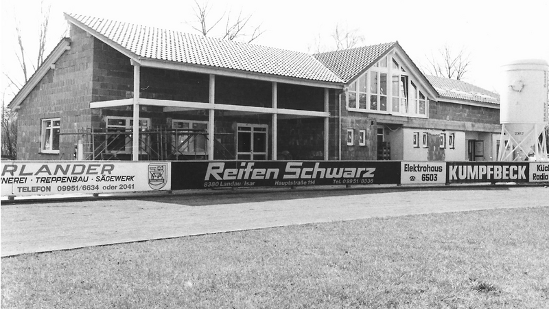 Die Bauphase des Vereinsheims erstreckte sich von 1990 bis 1992, wobei sich neben unzähligen Helfern vorrangig Rudi Tschöp und Rudi Rempfer unter der Regie von Architekt Franz Schobner und Fachmann Herbert Ehm weit über das normale Maß hinaus als Kümmerer vor Ort wie als Organisatoren der Arbeitseinsätze engagiert hatten.