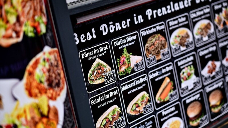 Speisen oder Getränke zum Mitnehmen, der Verzehr in Fastfood-Restaurants - das war nach Daten des Statistischen Bundesamts im März rund sechs Prozent teurer als vor einem Jahr.