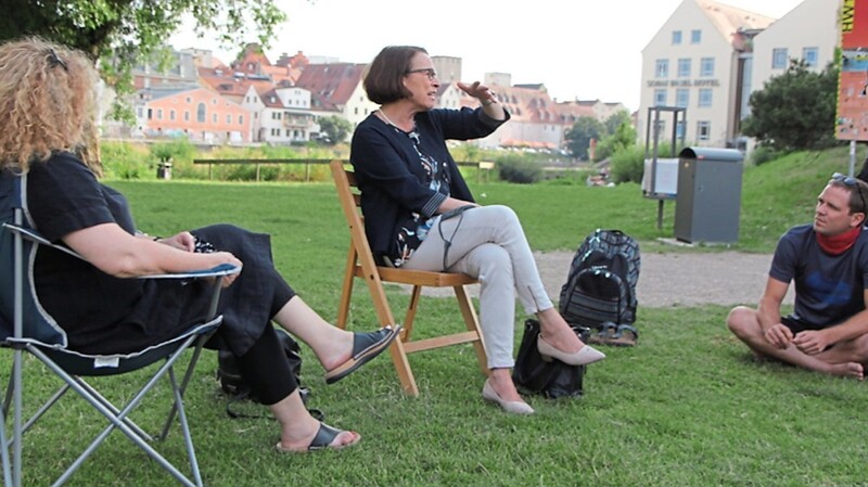 Zu einem "Dialog statt Verbot" hatten Mitte Juli die Regensburger Jugendverbände geladen, um nach einer Alternative zum Betretungsverbot zu suchen. Auch Oberbürgermeisterin Gertrud Maltz-Schwarzfischer war vor Ort.