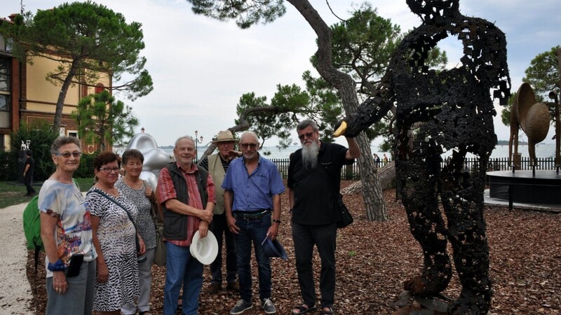 Anton Kerscher (2. von rechts) durfte sich über Besuch aus der Heimat freuen, die seine Skulptur in Venedig begutachtet haben.