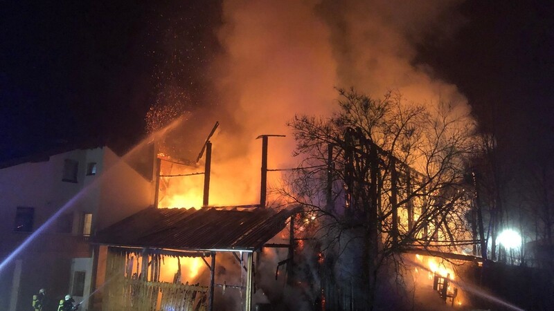 In Obernaglbach sind am Freitagmorgen zwei Ställe in Flammen aufgegangen.
