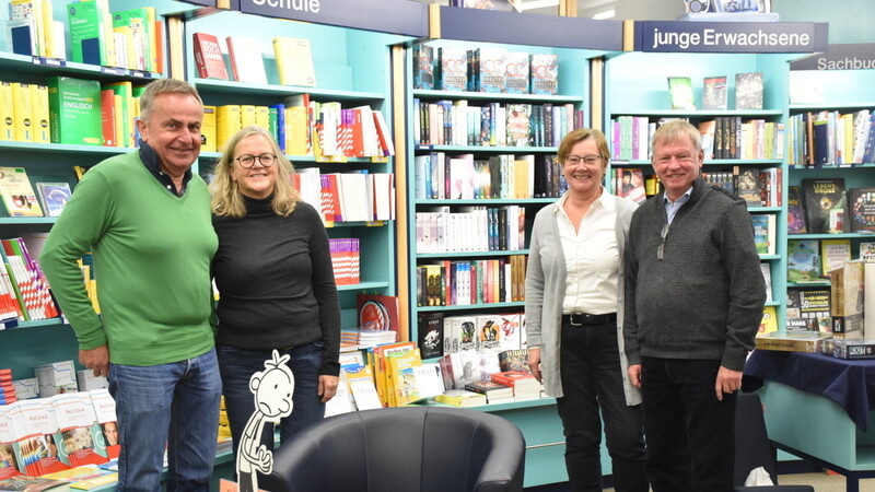 Bianca Kölbl und Stefan Müller-Kölbl mit Christine und Thomas Koj in der Buchhandlung am Vilsbiburger Stachus. Zum Jahreswechsel ändern sich die Besitzverhältnisse.