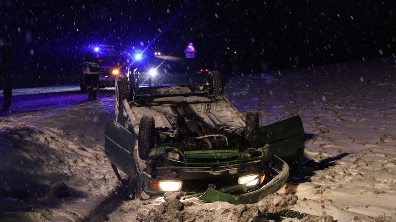 Bei Ramsried überschlug sich ein VW Polo infolge schneeglatter Fahrbahn. Hierbei wurden zwei Personen verletzt.