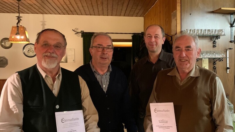 Vorsitzender Hermann Jobst (2.v.l.) und stellvertretender Vorsitzender Manfred Sinzinger (2.v.r.) mit den neuen Ehrenmitgliedern des Bienenzuchtvereins, Karl Stapfer (l.) und Willibald Huber.