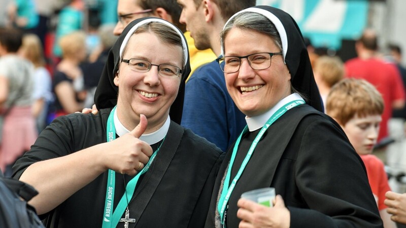 Vor der Corona-Pandemie war für die meisten Deutschen etwas leichter, ihr Leben zu genißen - wie hier diese beiden Ordensschwestern auf dem Katholikentag 2018 in Münster. Wie wichtig Familie und Freunde sind, erkannten viele Deutsche in der Corona-Krise.