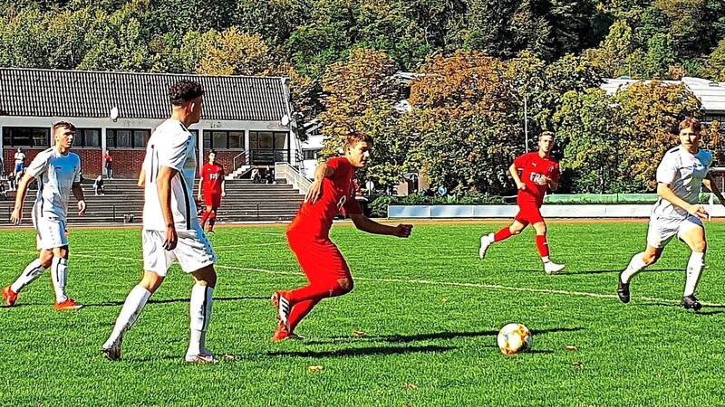 Einige Mühe hatte die U 19-Mannschaft der Spvgg Grün-Weiß Deggendorf (weiße Trikots) im Landesliga-Heimspiel gegen den ASV Cham, am Ende stand aber mit dem 3:2-Erfolg der dritte Sieg im dritten Spiel.