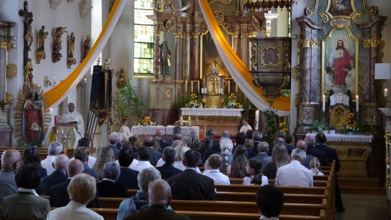 Den Festgottesdienst zum Patrozinium zelebrierte der scheidende Ortsgeistliche Pfarrvikar Michael, der Hochsteinchor Oberried hat die Waldlermesse gesungen.