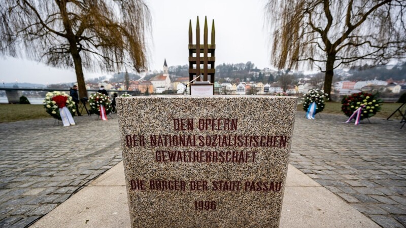 Ein Gedenkstein mit der Aufschrift ""Den Opfern der Nationalsozialistischen Gewaltherrschaft - Die Bürger der Stadt Passau 1996"" steht am Mahnmal für die Opfer des Nationalsozialismus an der Innpromenade in Passau. In der Nacht zum Dienstag hatten Unbekannte dort Kränze und Grablichter umgestoßen und beschädigt.