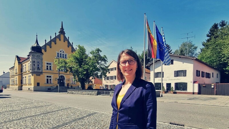 Bürgermeisterin Andrea Probst auf dem Bogener Stadtplatz, im Hintergrund links das Rathaus.