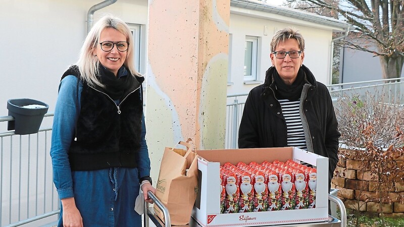 Sigrid Frei (rechts) überraschte Mitarbeiter und Bewohner der Förderstätte der Barmherzigen Brüder mit Schoko-Nikoläusen. Teamleiterin Sabine Mehrer dankte ihr.