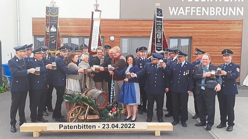 Auf ein gutes Gelingen des Rhanwaltinger Feuerwehrfestes stoßen Vertreter der Jubelwehr, des Paten- und Ehrenpatenvereins, die Bürgermeister Sepp Ederer und Hans Eichstetter sowie die Eheleute Plößl von der Rhaner Brauerei an.