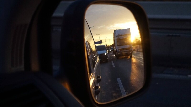 Am Mittwochabend ereignete sich auf der Autobahn A9 bei Garching in Richtung München ein Unfall. Laut Polizei soll ein bislang unbekannter Lieferwagenfahrer die Situation durch sein rabiates Verhalten ausgelöst haben. (Symbolbild)