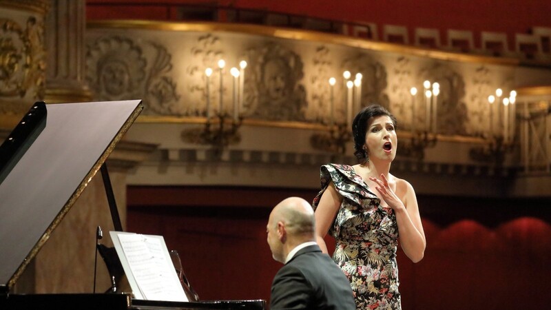 Die Sopranistin Adela Zaharia singt drei Opernarien, am Flügel begleitet sie lebhaft Fabio Cerroni.
