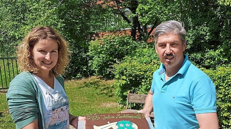 Torte "to go" mit den Vorsitzenden Jürgen Hofer und Verena Bauer.
