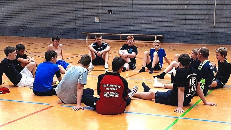 Die männliche Handball-B-Jugend des TSV Rottenburg mit ihren Trainern Philipp Panholzer und Sigi Pautz bereitete sich mit einem Trainingslager in der oberfränkischen Handball-Hochburg Wunsiedel auf die neue Saison vor.