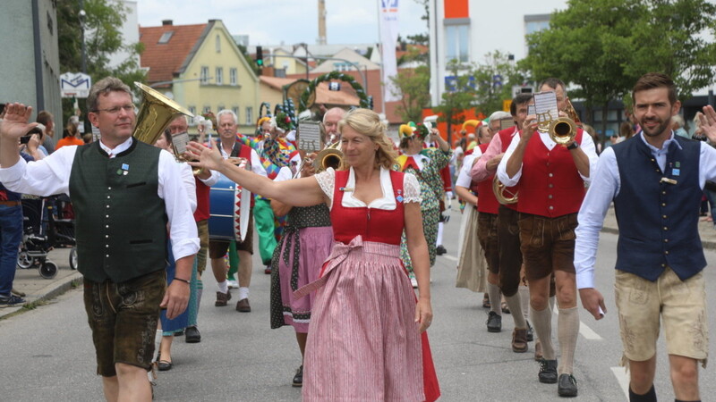 Den Festzug führten Christine Aulechner sowie die Volksfestreferenten Thomas Unterreitmaier (l.) und Nikolaus Kronseder an.